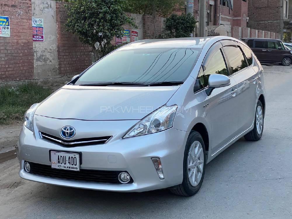 Приус альфа 2014. Тойота Приус Альфа 2014. Toyota Prius Alpha. Приус Альфа 221 цвет. Игрушка Тойота Приус Альфа.