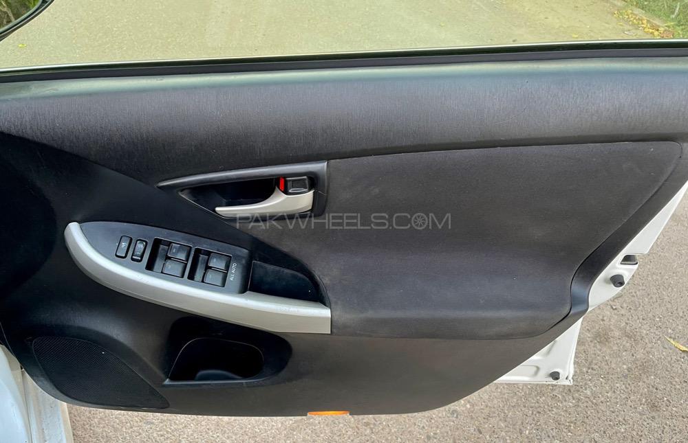 Toyota Prius 2013 for Sale in Karachi Toyota Prius 2013 for Sale in Karachi Image-9