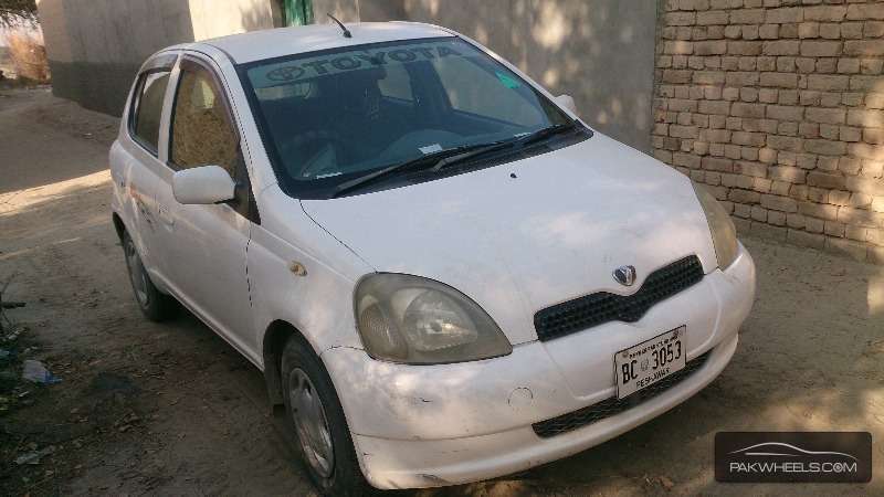 Toyota Vitz 2000 for Sale in Lakki marwat Image-1
