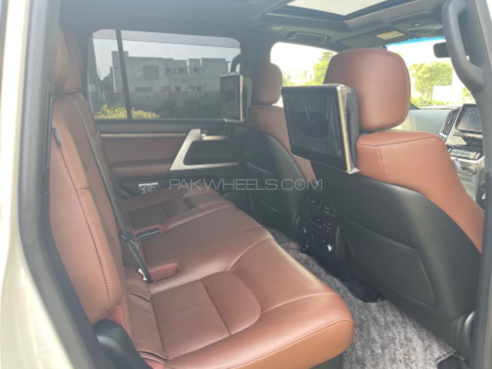 Toyota Land Cruiser 2016 for Sale in Lahore Toyota Land Cruiser 2016 for Sale in Lahore Image-4