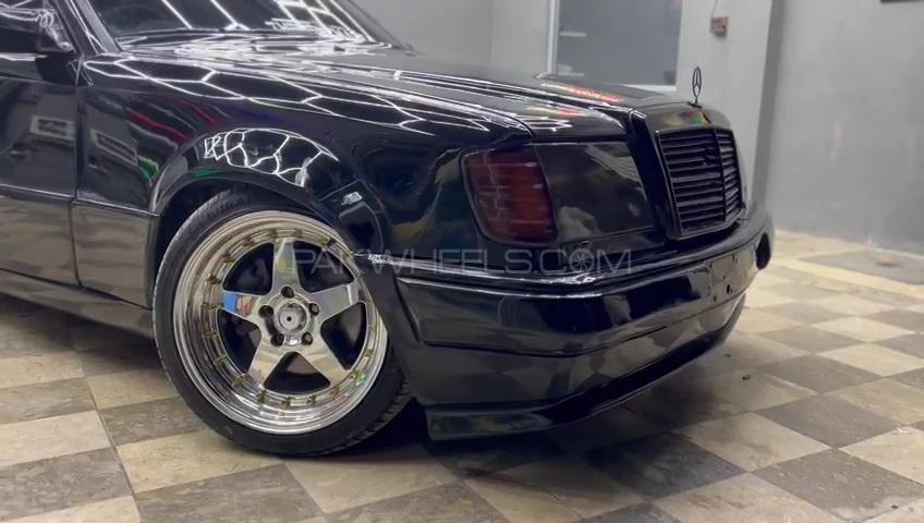 Mercedes Benz E Class - 1990 Mafia benz Image-1