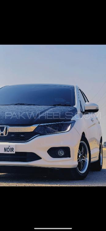 ہونڈا سٹی - 2025 White Noir  Image-1