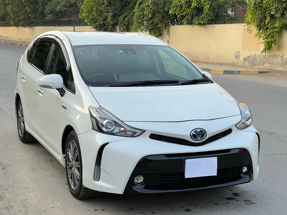 Toyota Prius Alpha 2018 for Sale in Faisalabad Image-1