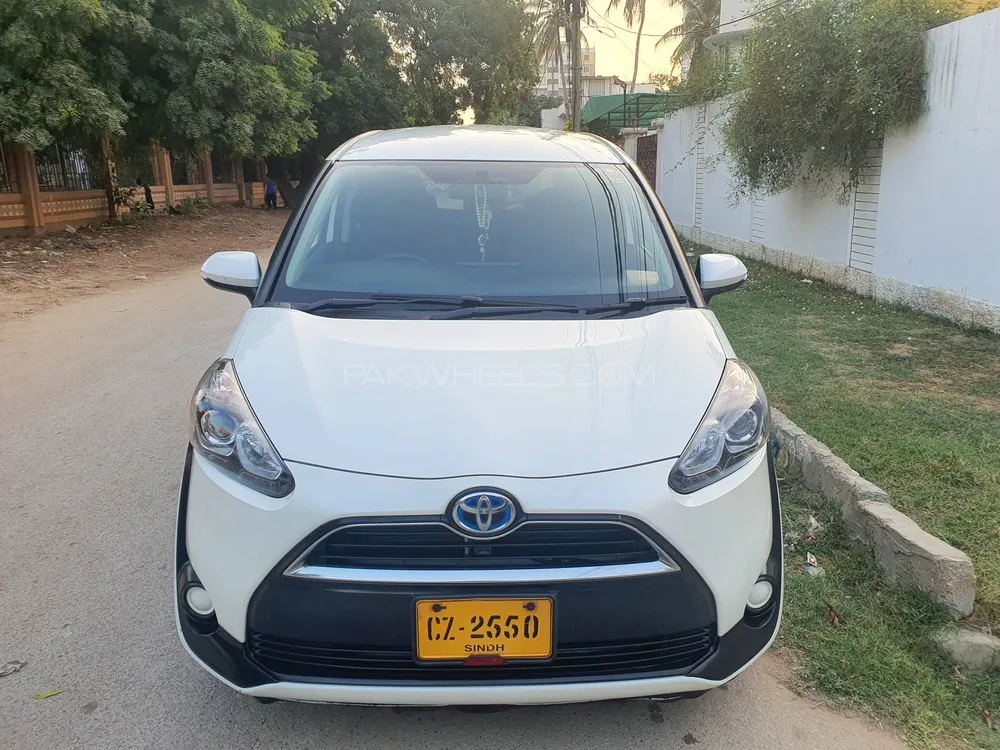 Toyota Sienta 2015 for Sale in Karachi Image-1