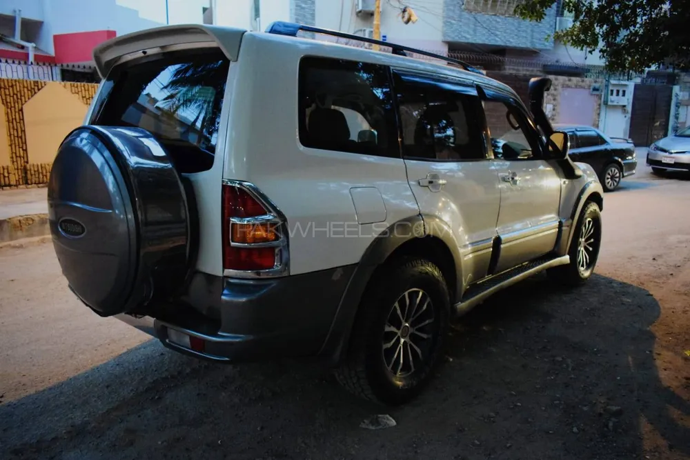 Mitsubishi Pajero 2005 for Sale in Karachi Image-1