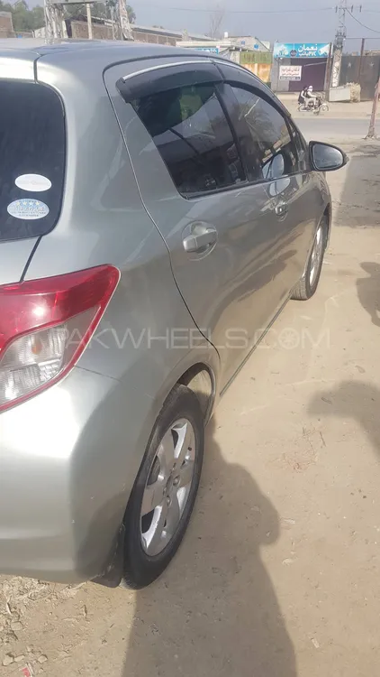 Toyota Vitz 2011 for Sale in Takhtbai Image-1