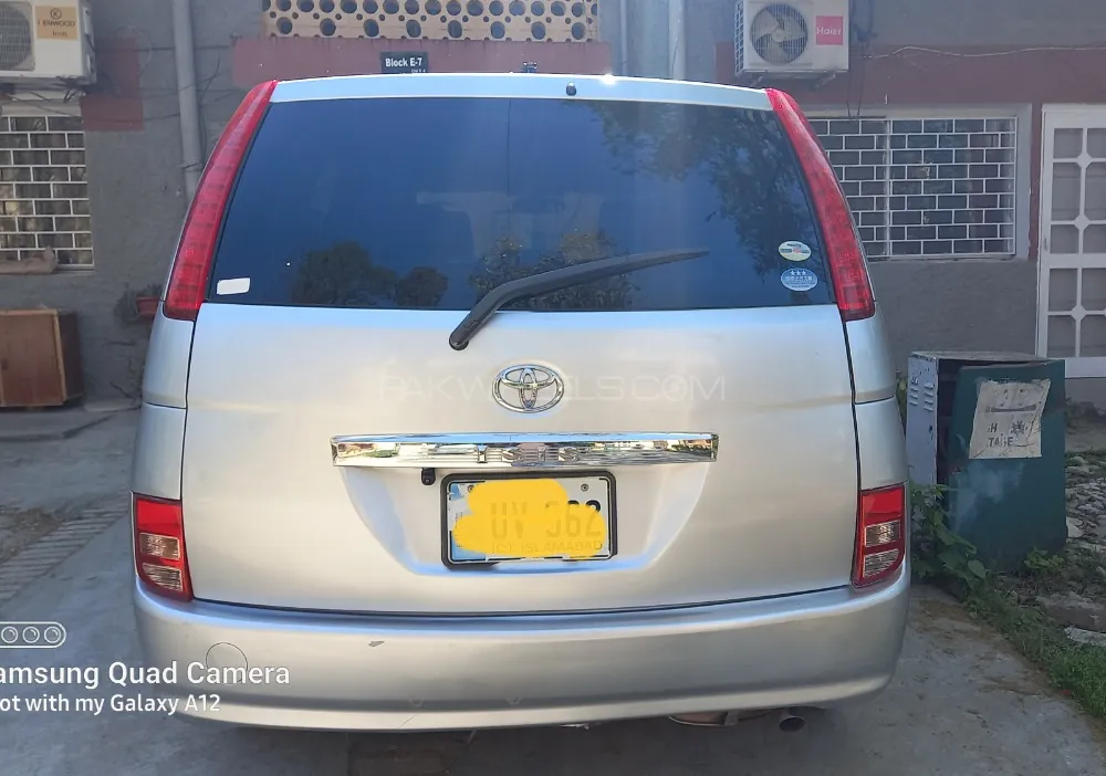Toyota ISIS 2006 for Sale in Islamabad Image-1
