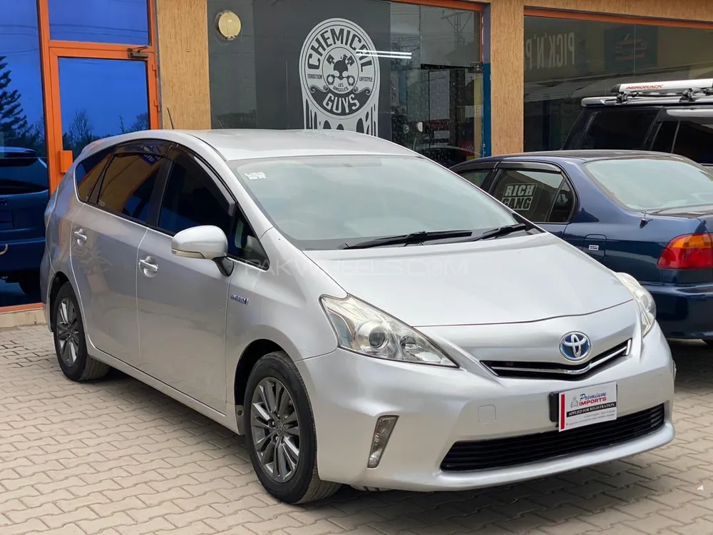 Toyota Prius Alpha 2012 for Sale in Peshawar Image-1