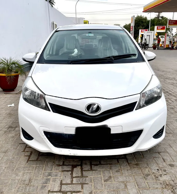Toyota Vitz 2012 for Sale in Karachi Image-1