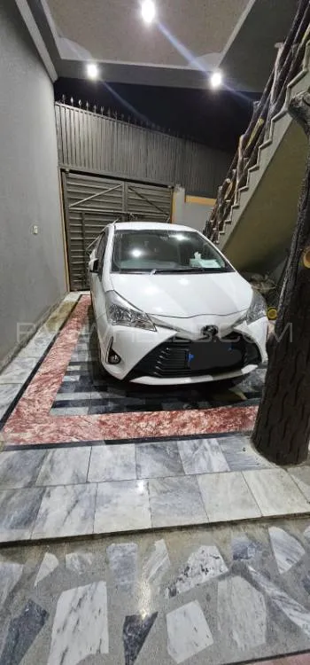 Toyota Vitz 2017 for Sale in Peshawar Image-1