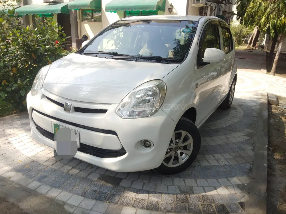 Toyota Vitz 2010 for Sale in Lahore Image-1