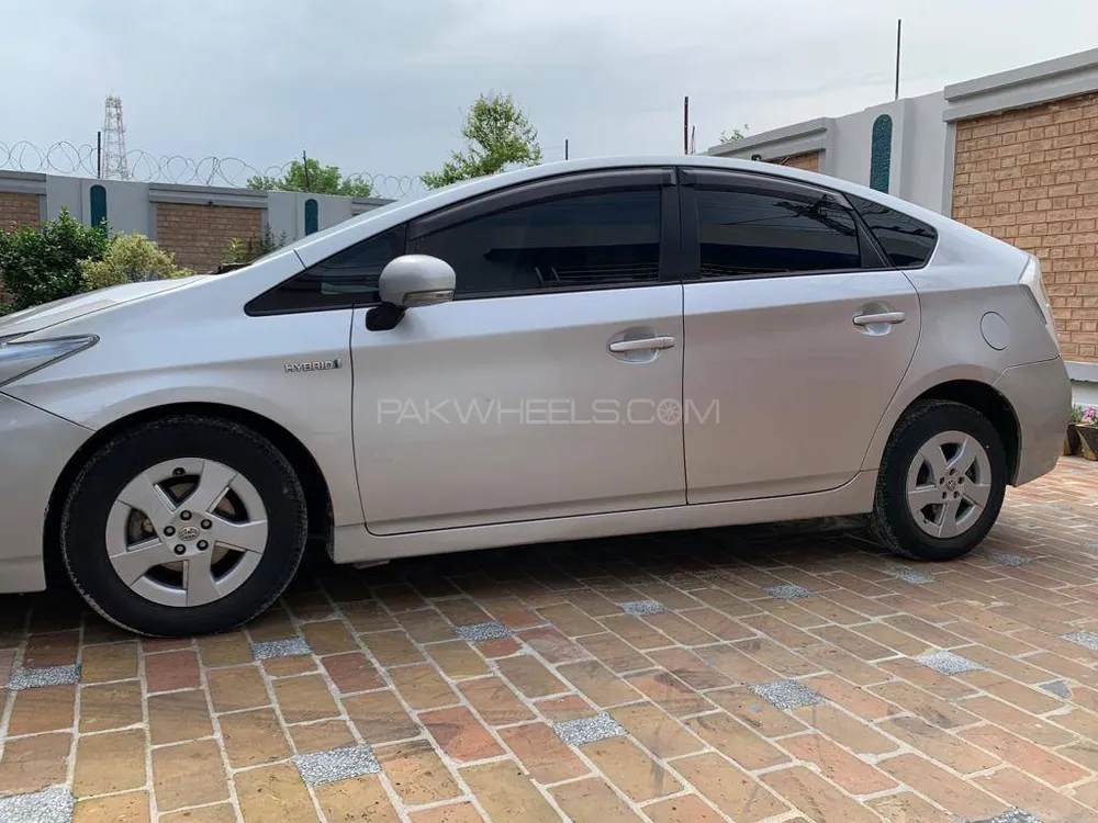 Toyota Prius 2011 for Sale in Peshawar Image-1