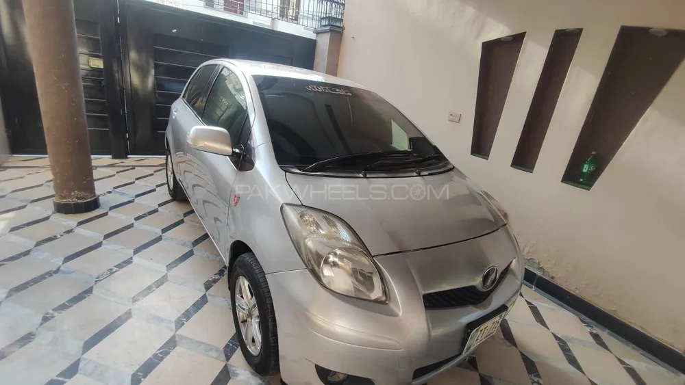 Toyota Vitz 2011 for Sale in Okara Image-1