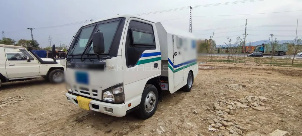 Isuzu NKR 2017 for Sale in Islamabad Image-1