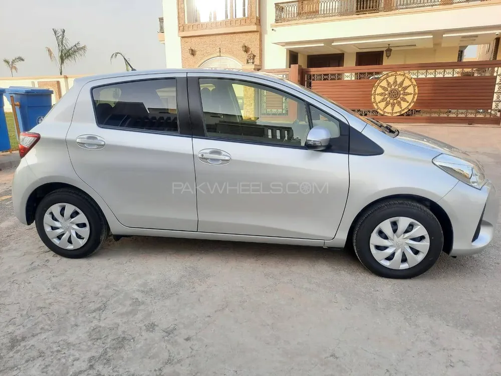 Toyota Vitz 2018 for Sale in Peshawar Image-1