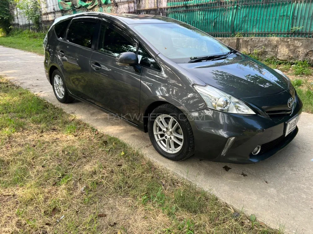 Toyota Prius Alpha 2014 for Sale in Islamabad Image-1