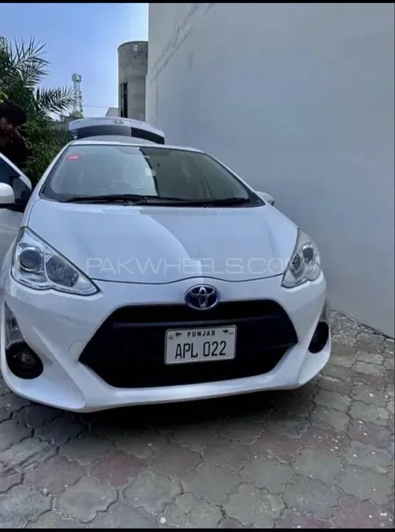 Toyota Aqua 2017 for Sale in Sialkot Image-1