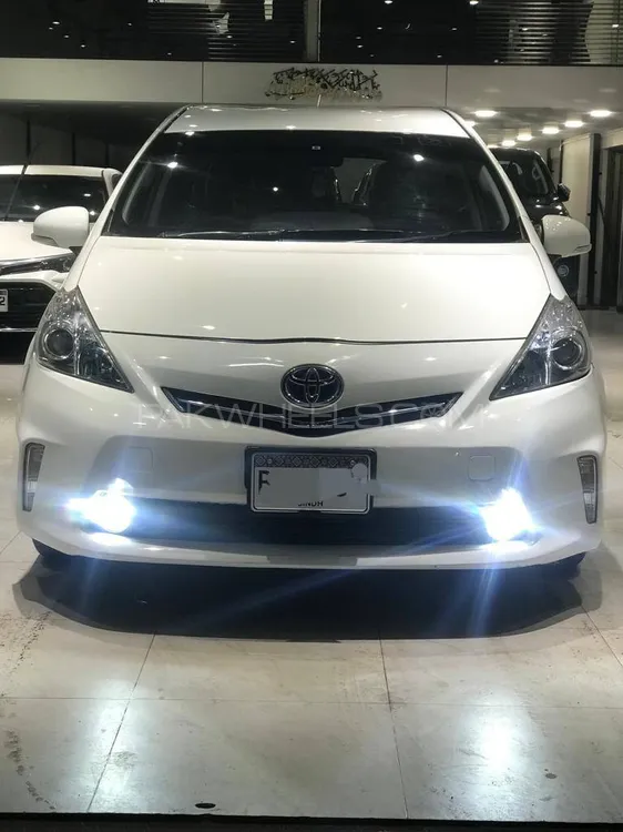 Toyota Prius Alpha 2014 for Sale in Karachi Image-1