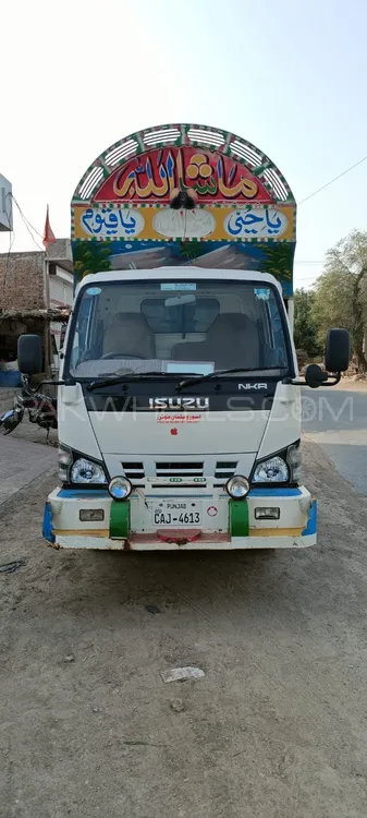 Isuzu NKR 2022 for Sale in Vehari Image-1
