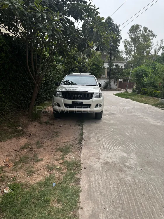 Toyota Hilux 2016 for Sale in Islamabad Image-1