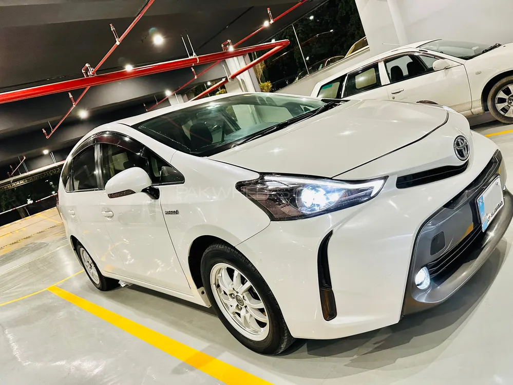 Toyota Prius Alpha 2015 for Sale in Islamabad Image-1