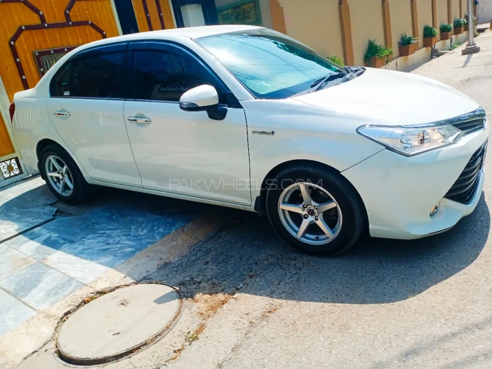Toyota Corolla Axio 2015 for Sale in Peshawar Image-1