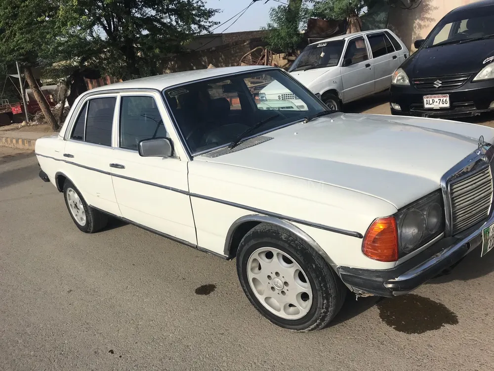 Mercedes Benz E Class 1981 for Sale in D.G.Khan Image-1