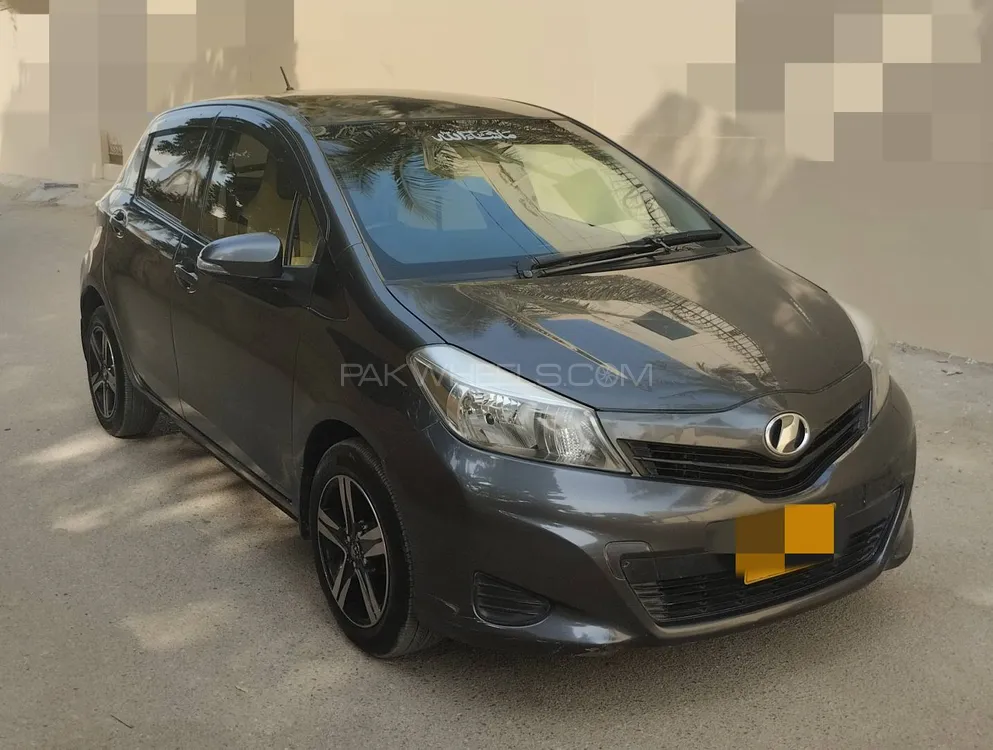 Toyota Vitz 2013 for Sale in Karachi Image-1