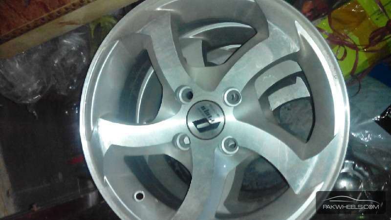 want to sell alloy rim with tyre For Sale Image-1
