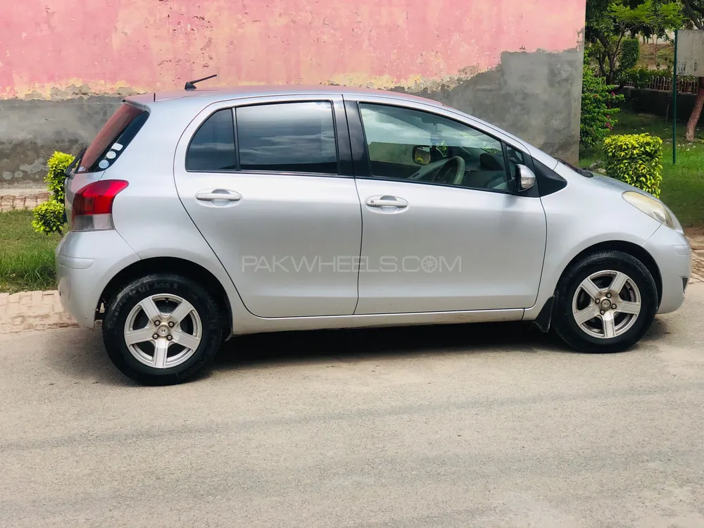 Toyota Vitz 2009 for Sale in Multan Image-1