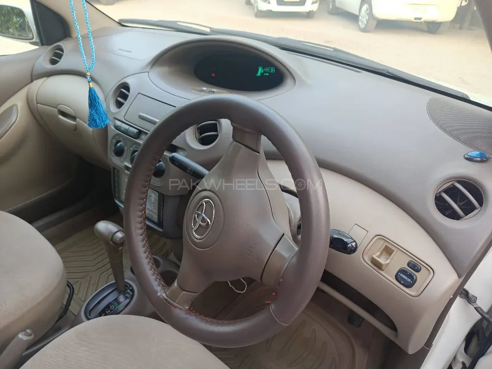 Toyota Platz 2004 for Sale in Lahore Image-1