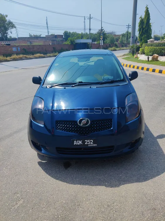 Toyota Vitz 2005 for Sale in Lahore Image-1