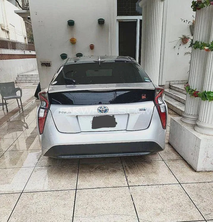 Toyota Prius Alpha 2017 for Sale in Karachi Image-1