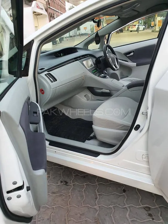 Toyota Prius 2011 for Sale in Peshawar Image-1