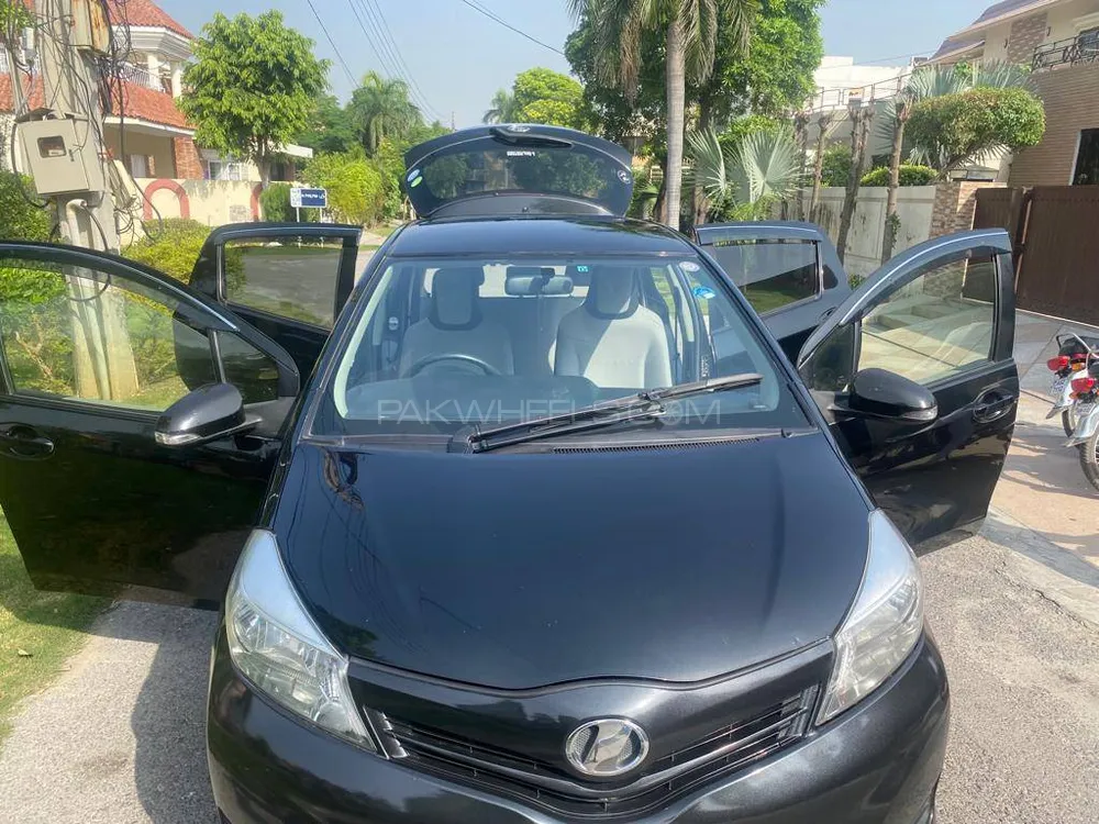 Toyota Vitz 2013 for Sale in Lahore Image-1