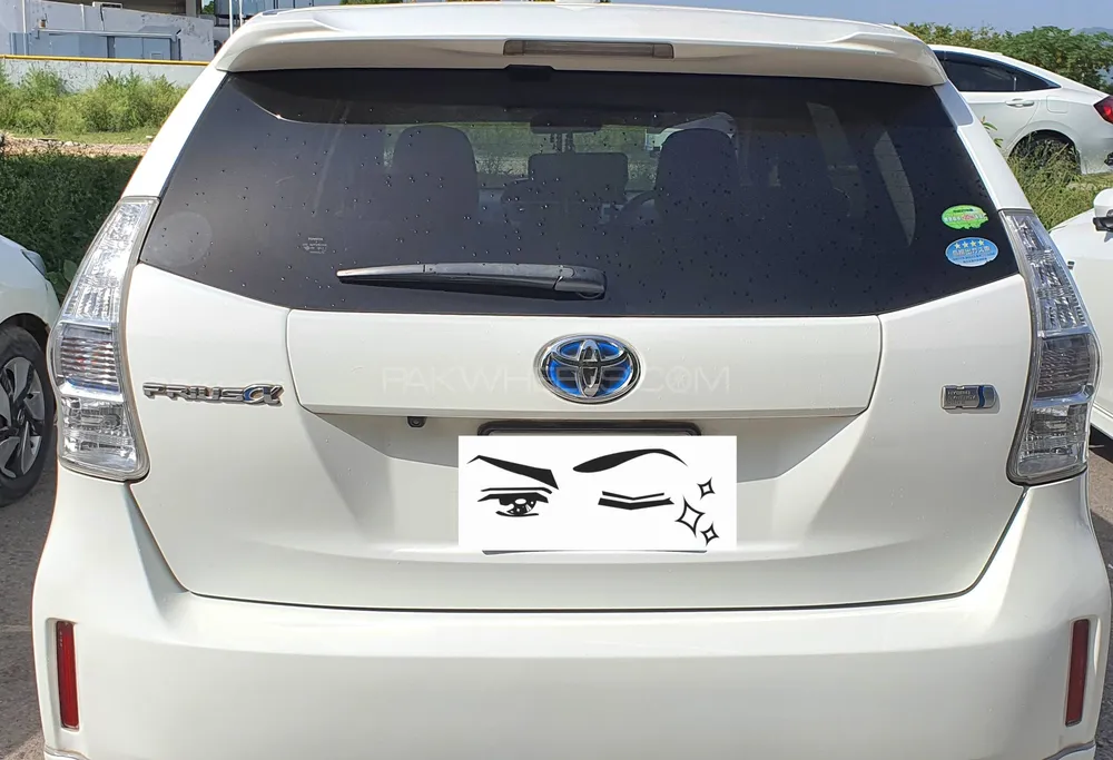 Toyota Prius Alpha 2014 for Sale in Islamabad Image-1