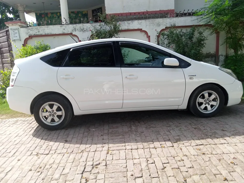 Toyota Prius 2010 for Sale in Lahore Image-1