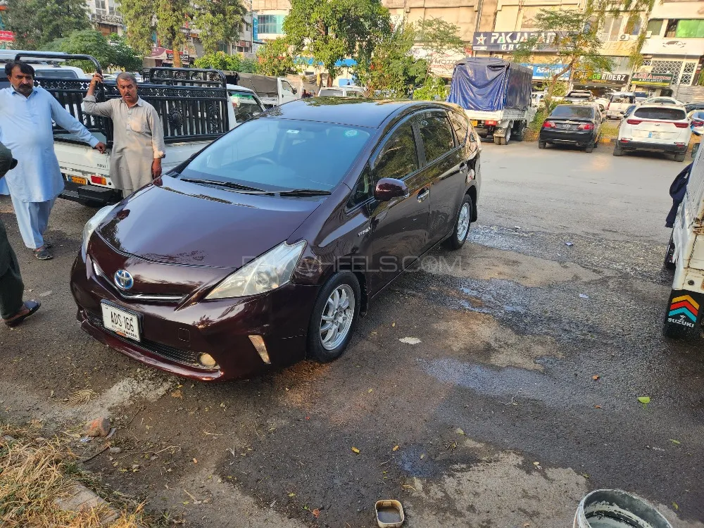 Toyota Prius Alpha 2014 for Sale in Islamabad Image-1