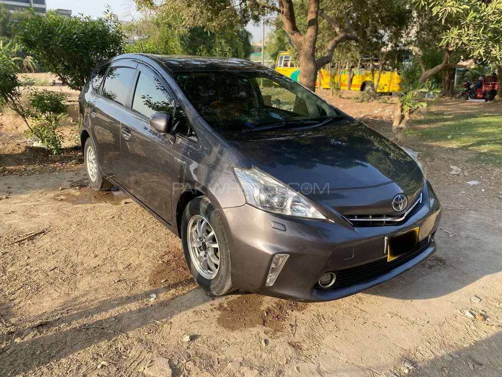 Toyota Prius Alpha 2014 for Sale in Karachi Image-1