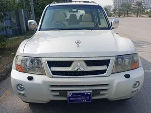 Mitsubishi pajero 7 outlet seater for sale