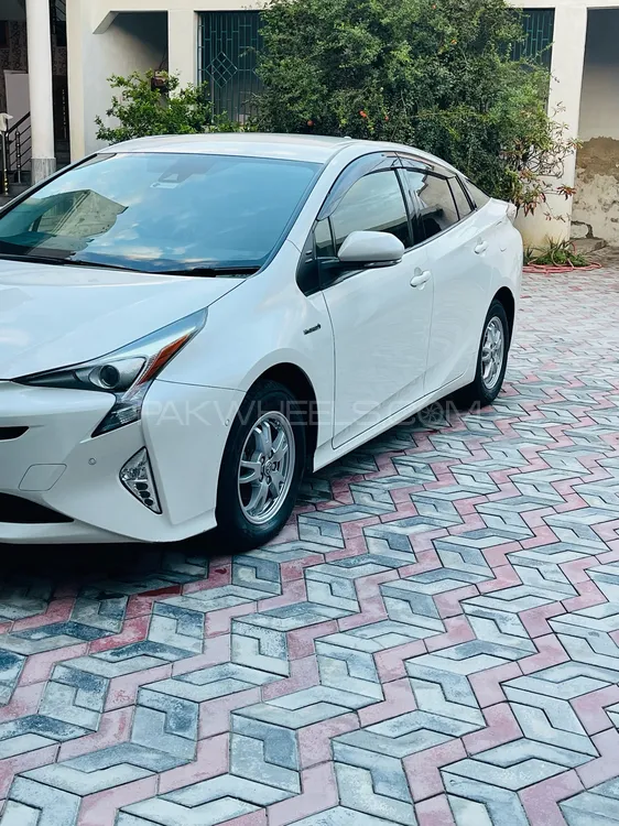 Toyota Prius 2017 for Sale in Mardan Image-1