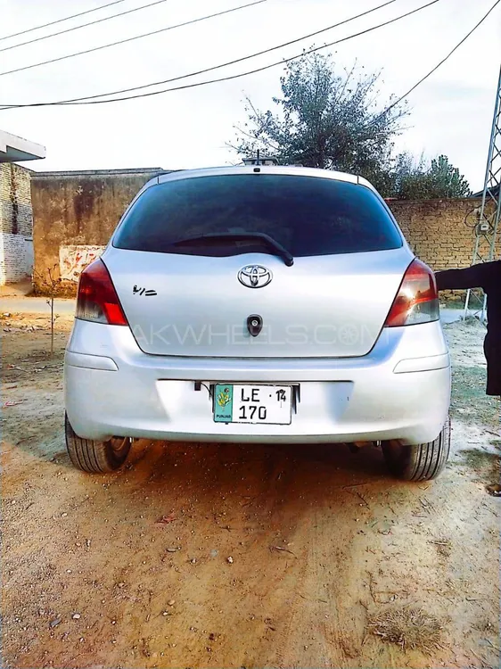 Toyota Vitz 2010 for Sale in Mardan Image-1