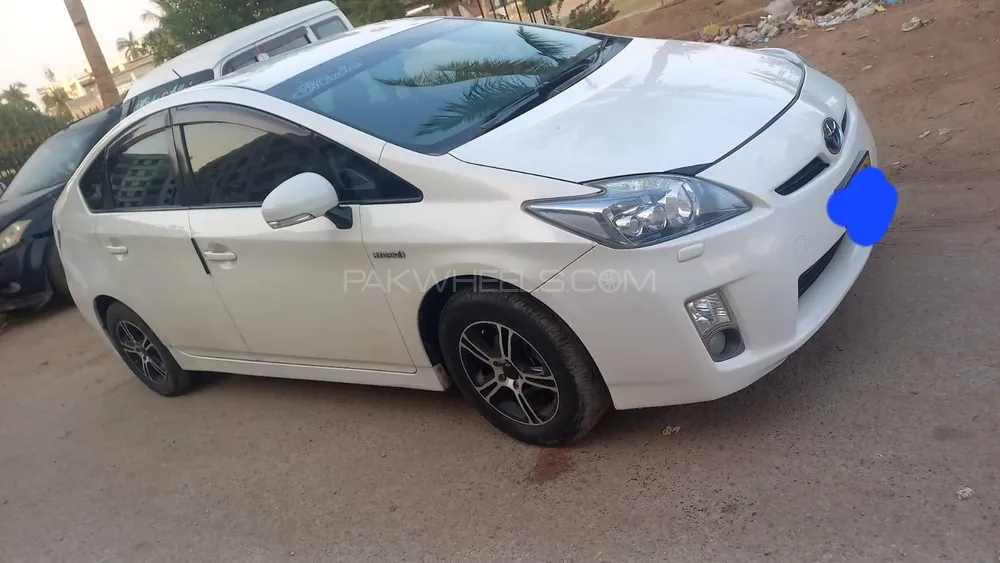 Toyota Prius Alpha 2011 for Sale in Karachi Image-1