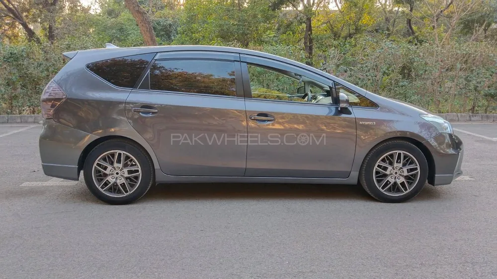 Toyota Prius Alpha 2014 for Sale in Islamabad Image-1