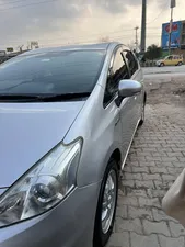 Toyota Prius Alpha S L Selection 2013 for Sale