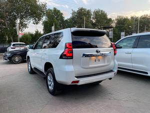Make: Prado Tx 2.7
Model: 2018
Mileage: 24,000 Km
Unregistered
Fresh Import
  
*Sunroof
*7 seater

Calling and Visiting Hours 

Monday to Saturday 

11:00 AM to 7:00 PM