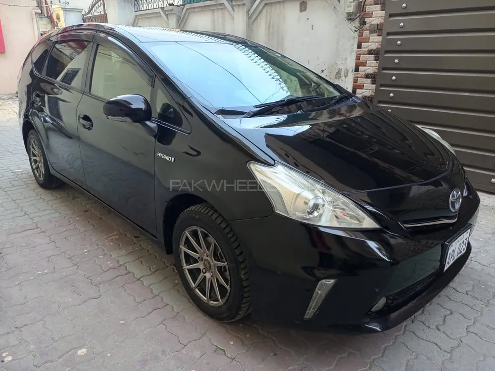 Toyota Prius Alpha 2013 for sale in Sialkot