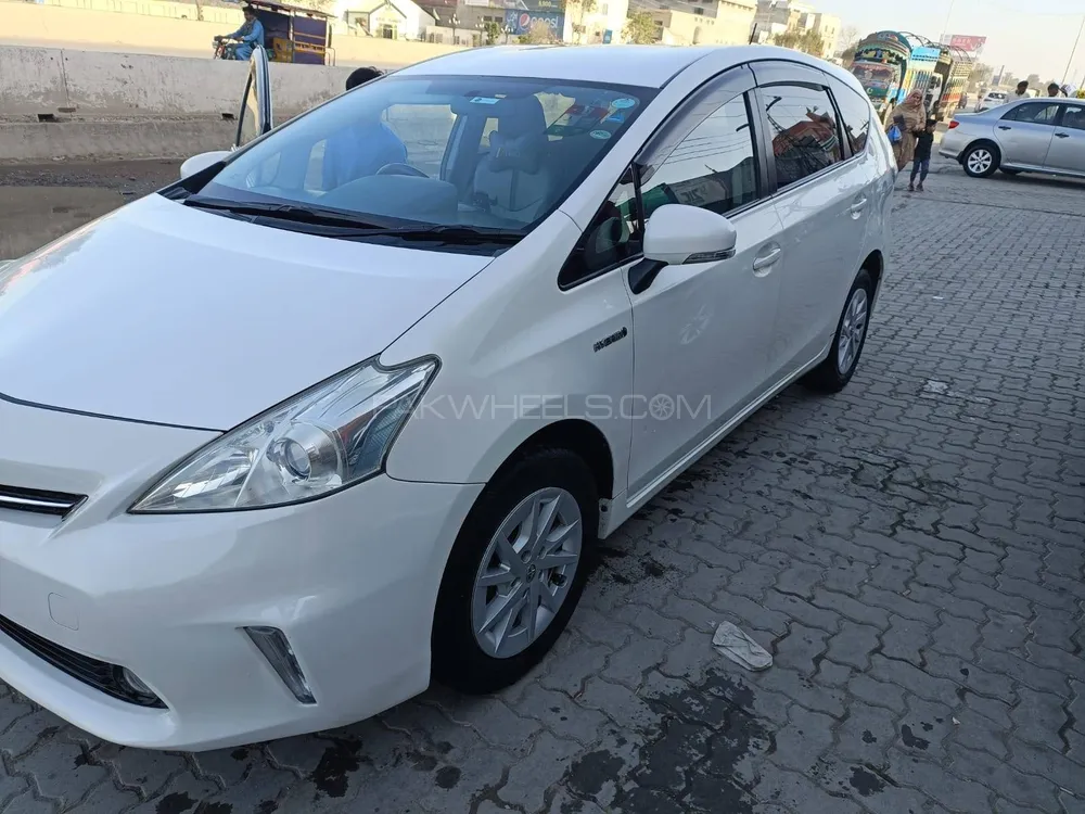 Toyota Prius Alpha 2014 for sale in Lahore