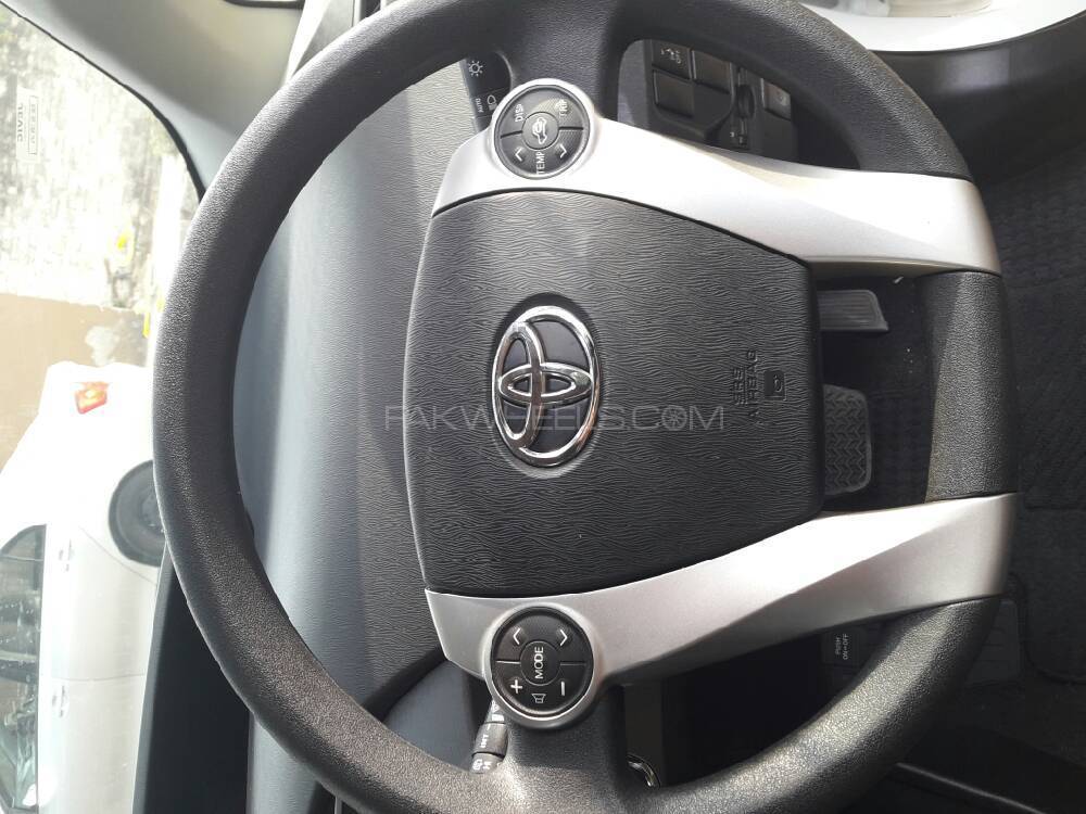 Toyota Prius - 2014 shani king  Image-1