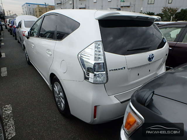 Toyota prius alpha 2011